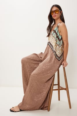 Weit geschnittene bedruckte Jumpsuit mit V-Ausschnitt
