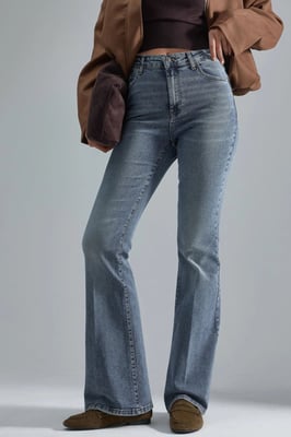Hochtaillierte Bootcut-Jeans