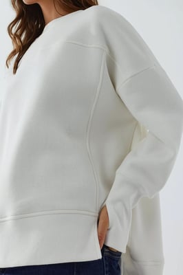 Oversized Sweatshirt mit Rundhalsausschnitt und vornem Schlitz in Weiß