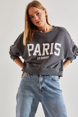Kurz geschnittenes Sweatshirt mit Rundhals und Frontdruck