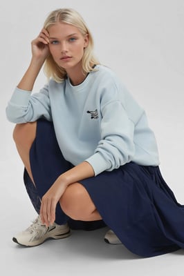 Komfort Sweatshirt mit gesticktem Tiermuster und erhöhtem Rundhalsausschnitt