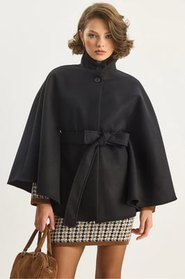 Poncho-Mantel mit Bindegürtel