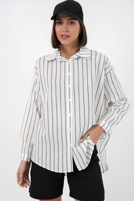 Texturiertes gestreiftes oversized Hemd mit Knopfverschluss