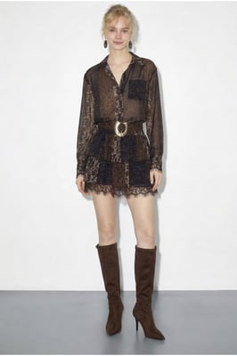Musteriertes Tüllkleid mit Spitzendetails, Gürtel und Rüschen