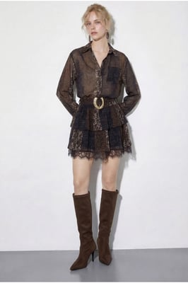 Musteriertes Tüllkleid mit Spitzendetails, Gürtel und Rüschen