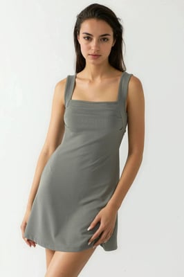 Gerüschtes Mini-Kleid mit quadratischem Ausschnitt