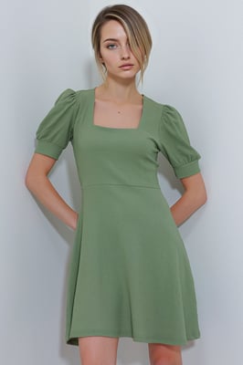 Strukturiertes Minikleid mit quadratischem Kragen
