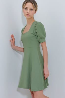 Strukturiertes Minikleid mit quadratischem Kragen
