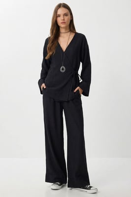 Hochtaillierte weite Beinhose & Bluse mit V-Ausschnitt und Bindegürtel Set