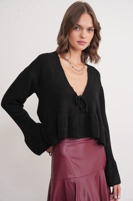 Knitpullover mit tiefem, detailliertem V-Ausschnitt und Rüschen