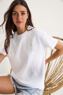 T-Shirt mit Rundhalsausschnitt und Blumenmuster inklusive Zubehördetails