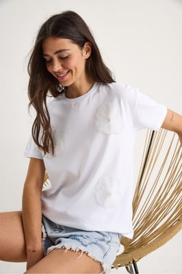 T-Shirt mit Rundhalsausschnitt und Blumenmuster inklusive Zubehördetails