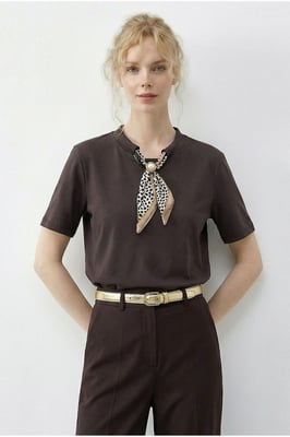 Basic Rundhals-T-Shirt mit Accessoire-Detail