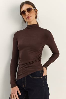 Taillierte Rollkragen-Bluse mit langen Ärmeln und Rüschendetails