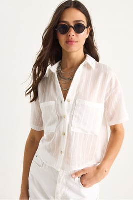Gestreiftes, strukturiertes Cropped-Shirt mit Tasche