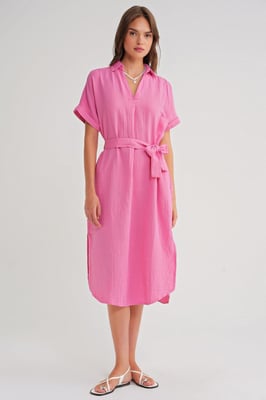 Gekürztes Midi-Kleid mit Gürtel und kurzen Ärmeln