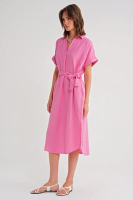 Gekürztes Midi-Kleid mit Gürtel und kurzen Ärmeln