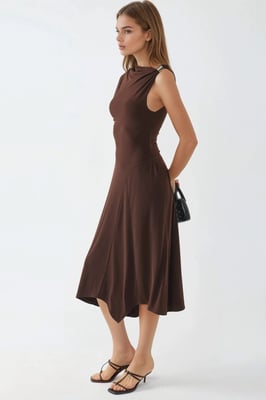Accessoire Detailliertes Asymmetrisches Midi-Kleid