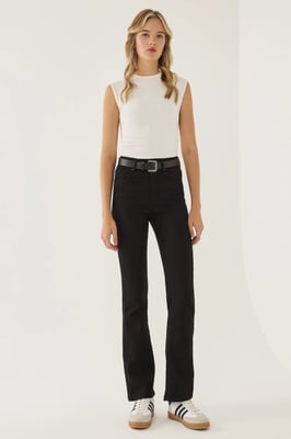 Normal geschnittene Flared Jeans