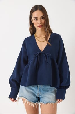 Strukturierte V-Ausschnitt-Crop-Bluse mit Schleifenband