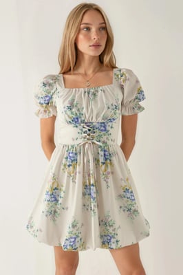 Blumenkleid im A-Linie mit Bindegürtel