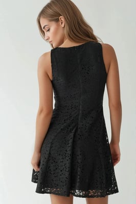 Spitzen-Minikleid mit Rundhalsausschnitt