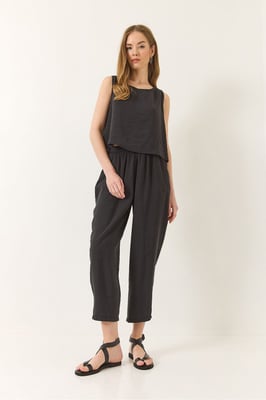 Ärmelloses Rundhals-Blusenset und Karottenfitter-Hosen مجموعه