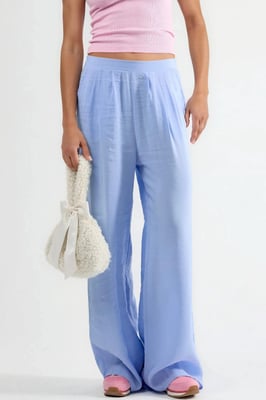 Hosen mit weitem Schnitt und Falten