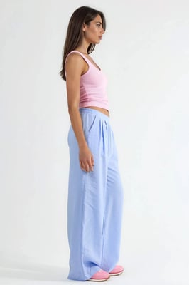 Hosen mit weitem Schnitt und Falten