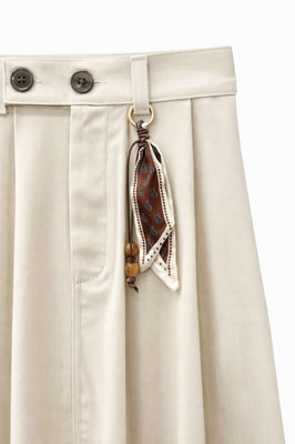 Hochtaillierter A-Linien Midi-Rock mit Accessoires