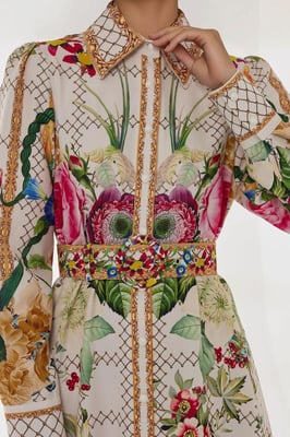 Bedrucktes Maxi-Kleid mit langen Ärmeln und Gürtel