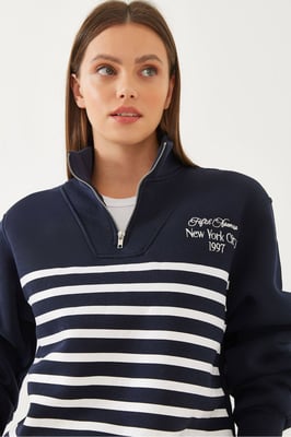 Gestreiftes Relaxed Fit Sweatshirt mit halbem Reißverschluss und Stickerei