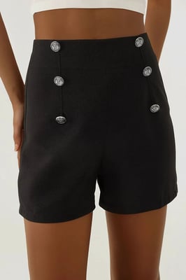Hohe Taillen Shorts mit Knöpfen