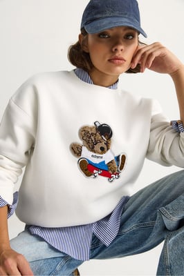 Bestickter Rundhals-Pullover mit langen Ärmeln