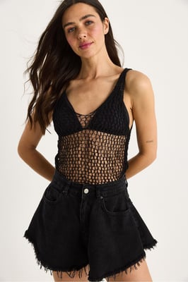 Texturierte Strickbluse mit Rundhalsausschnitt und Netzdetails