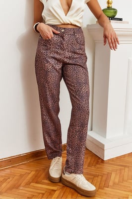 Regulärer Schnitt Leopardmuster Denim Jeans