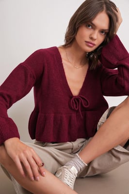 Knitpullover mit tiefem, detailliertem V-Ausschnitt und Rüschen