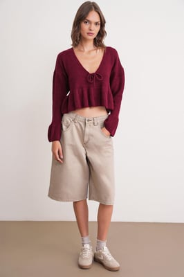 Knitpullover mit tiefem, detailliertem V-Ausschnitt und Rüschen
