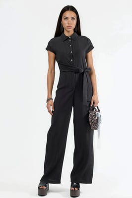 Weitgeschnittener Jumpsuit mit Knopfleiste und Hemdkragen