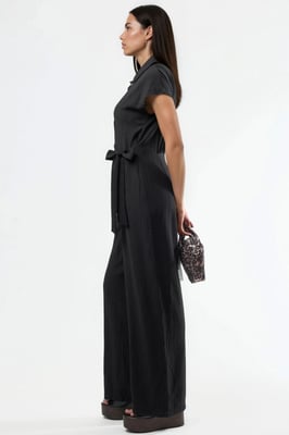 Weitgeschnittener Jumpsuit mit Knopfleiste und Hemdkragen