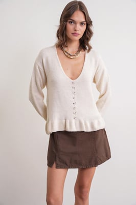 Leichtes V-Ausschnitt-Stricktop mit Knopfdetail