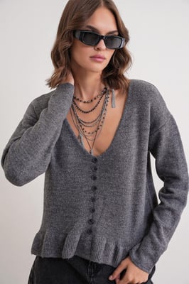 Leichtes V-Ausschnitt-Stricktop mit Knopfdetails