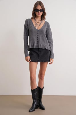 Leichtes V-Ausschnitt-Stricktop mit Knopfdetails