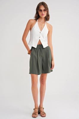 Hochtaillierte Kurzshorts mit Knopf und Taschen