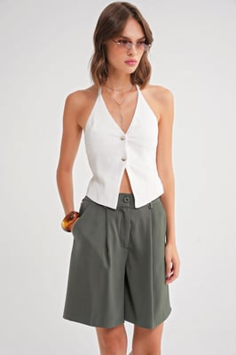 Hochtaillierte Kurzshorts mit Knopf und Taschen