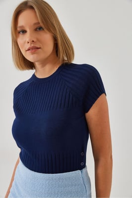 Strickpullover mit strukturierter Oberfläche und Knopfverschluss