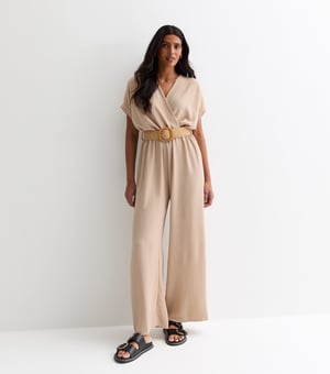 Beiger Jumpsuit mit kurzen Ärmeln, elastischem Bund und Gürtel
