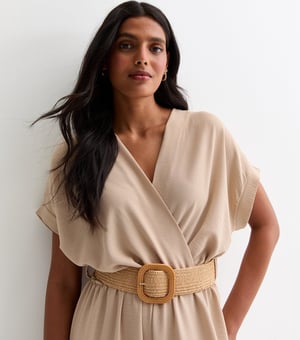 Beiger Jumpsuit mit kurzen Ärmeln, elastischem Bund und Gürtel