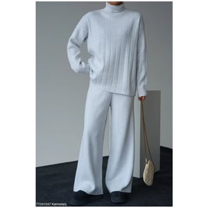 Oversize-Rollkragenpullover und ausgestelltes Strickset