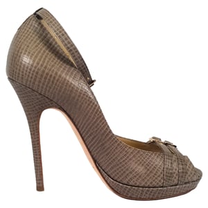 Jimmy Choo Pumps mit strukturierter Oberfläche, offener Zehenpartie und Knöchelriemen aus braunem Leder